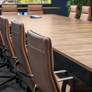 Valea Soft in full-grain leather beside a desk