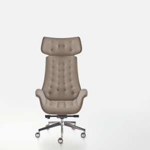 Curved beech plywood shell of the Kriteria chair