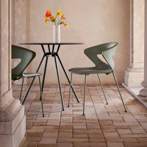Kicca by Kastel at a manager’s desk, five-star base rolling on casters