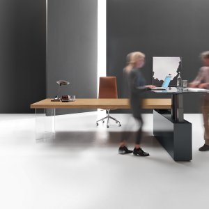 Classic oak veneer on a Kyo designer desk