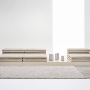 Upholstered-base version of the right end unit in the Acamante sectional