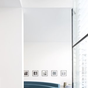 Black RAL 9005 steel base under an Osaka sofa in a corporate lobby