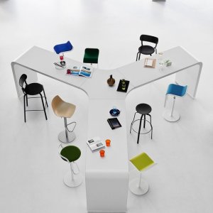 Brunch by Lapalma, electrified high table in a collaborative workspace