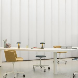 Curved wooden side of the Brunch table