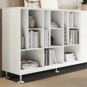 Chrome tapered conical leg and die-cast levelling foot of the Énosi desk