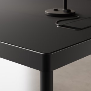 Sound-absorbing front screen in Gabriel fabric with metal blackboard on a Fil Rouge desk