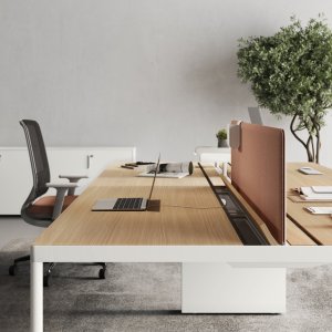 US open-plan office furnished with Fil Rouge workstations by Las Mobili