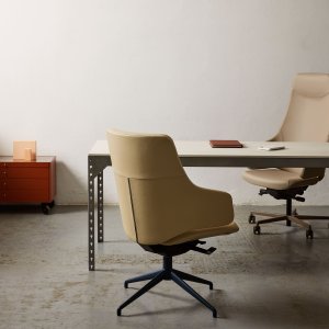 Open-spoke special castors on the Italia chair
