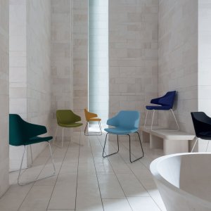 Polished aluminium five-star base of Italia