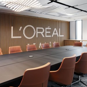 Italia chair with medium backrest in a meeting room