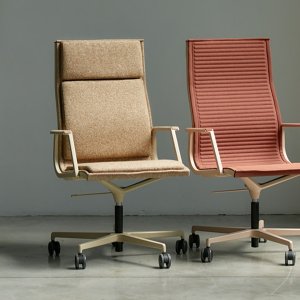 Executive office chair Nulite by Luxy in a corner office