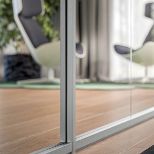Bronze finish aluminum profile of the partition system by Quadrifoglio