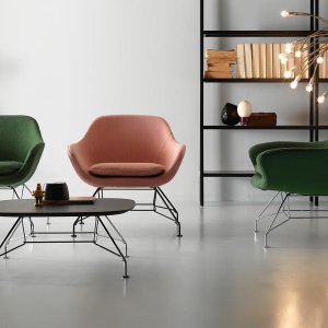 Guest chair Manta by Quinti on a polished aluminum swivel base in a lobby