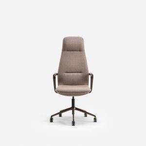 Executive office chairs Synua at a boardroom table