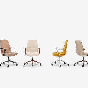 Synua direzionale version with medium backrest at a desk