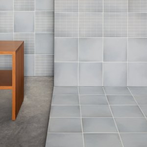 Detail of Aurore Charcoal Grid S narrow mesh pattern
