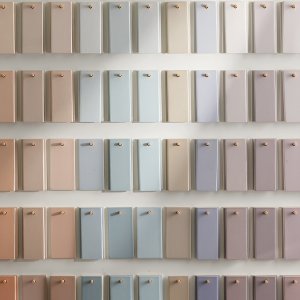 The eight Otto shades from Latte to Acqua in a sample row
