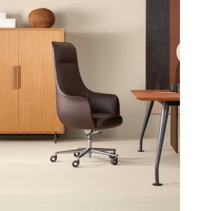 Soft folds low on the backrest of a Not Guilty from Quinti, in leather