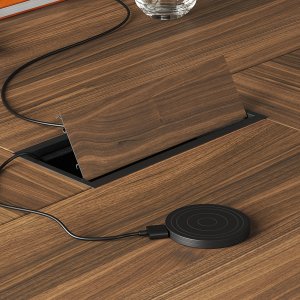 Black embossed aluminum frame RAL 9005 on the Ono desk