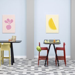 Small square Arki-Table ARKW5/2 for a four-person huddle