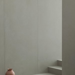 Stairs and wall finished in Primavera Grigio porcelain