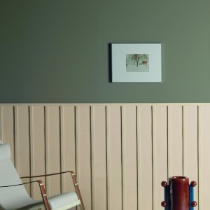 Close-up of the Motivo T batten set between matt tiles