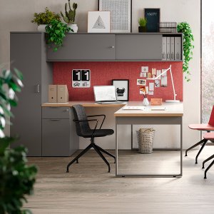 Nucleo freestanding panels forming a room around a Pigreco table