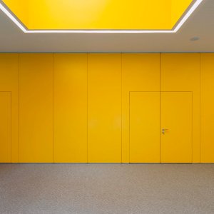 PMI operable partition by Anaunia dividing a convention center hall