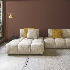 Square Qubik seat 57.9 x 57.9 in in the middle of a room