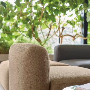 Fabric pad on the wood armrest of the One Hundred by Quinti
