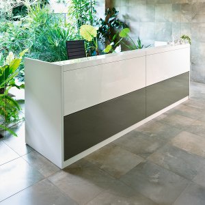 Vogue reception desk with closed 90-degree corner module and dark finishing top