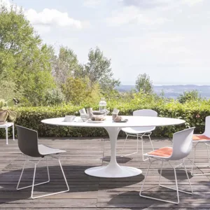 Pedestal stem of the Saarinen table by Eero Saarinen with no legs under the top