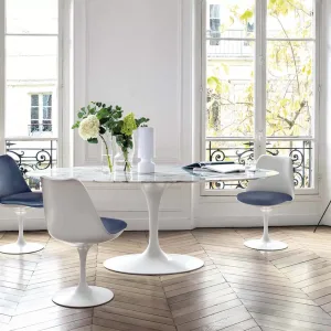 Saarinen table with Tulip chairs furnishing a meeting room