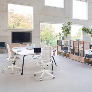 Row of se:air task chairs on a hot-desking floor