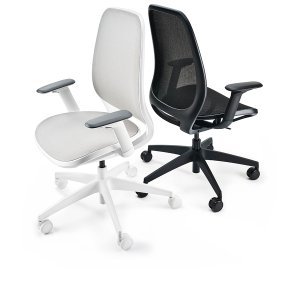 Knitted membrane back of the se:air chair in a clear white frame with silver-grey membrane