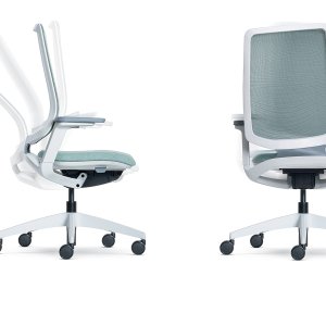 se:flex task chair in profile with 4D armrests and polished aluminum base