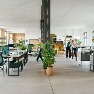 Counter version of the se:kit Sedus with footring at a reception desk