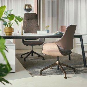 se:mission at an executive workstation