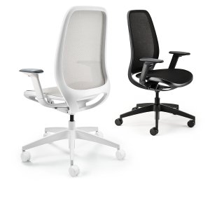 Hybrid task chair se:air by Sedus in midnight blue at an open-plan workstation