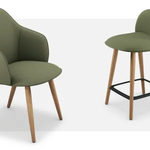 Upholstered se:café soft chair on a chromed skid frame