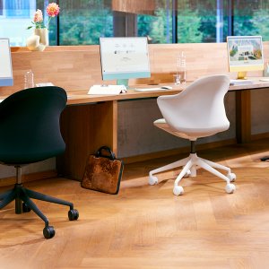 Conference chairs: se:flair on a four-star aluminum base with glides around a boardroom table