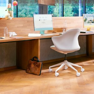 Side profile of the se:flair chair with the backrest opened to 21 degrees