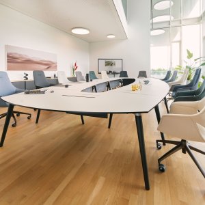 Four-star aluminum base with glides on the se:mission chair