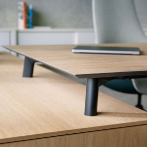 Anthracite oak veneer legs on the se:vision desk