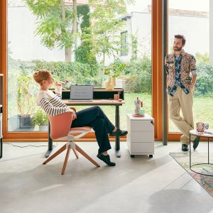 Two-tone se:flair with a terracotta membrane back and a gray fabric seat