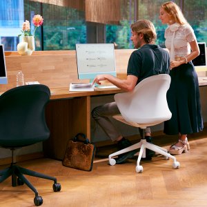 Sedus se:flair with a four-leg natural beech frame in a living room