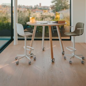 Swiveling Fenix tablet on the Seela chair