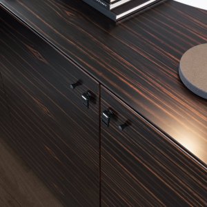 Curved profile of the desk seen from the side