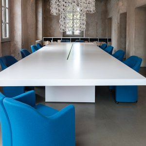 Asymmetrical Meeting by Tecno, design Piero Lissoni, in a ten-seat conference room