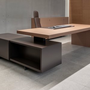 Executive desk Asymmetrical by Tecno with the leather pad lifted onto the outlets
